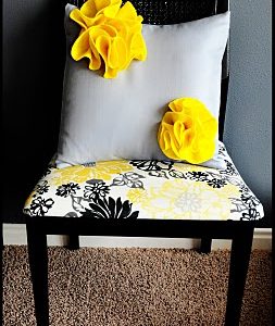 TUTORIAL: Felt Flower Pillow thumbnail