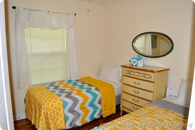 yellow-and-turquoise-girls-room