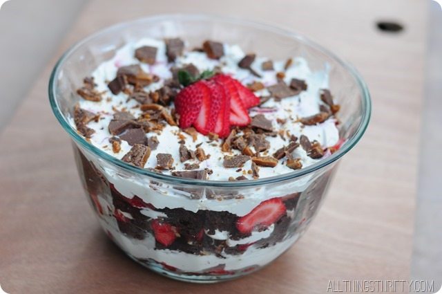 Strawberry-Toffee-Brownie-Trifle-Recipe (16)