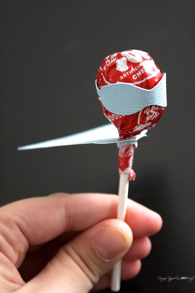 HOW CUTE!  These DIY hero tootsie pop Valentines are sure to be popular with your kid's friends!  Full tutorial by Designer Trapped in a Lawyer's Body for All Things Thrifty.