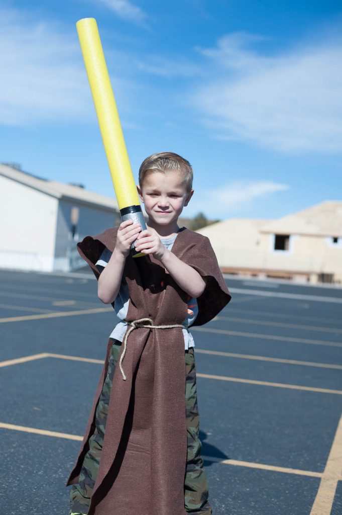 How to make an EASY no sew Jedi Padawan Costume for birthday party guests!