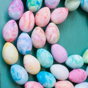 Make your own Marble Easter Egg Wreath with your KIDS! thumbnail