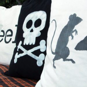 $5 Custom Halloween Pillows with Chalk Paint thumbnail