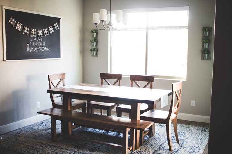 Table runners are one of the most simple ways to add a pop of color to your kitchen! I made mine from some left over fabric and my favorite dye.