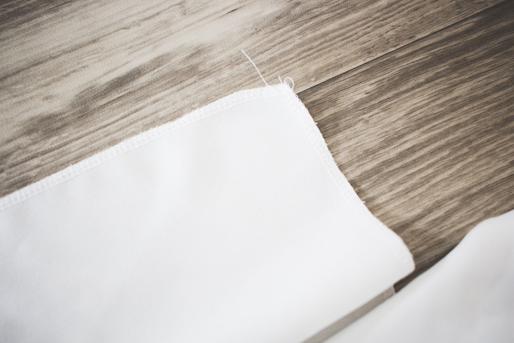 Table runners are one of the most simple ways to add a pop of color to your kitchen! I made mine from some left over fabric and my favorite dye. 