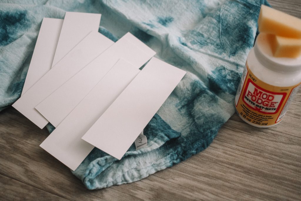 Create these simple and unique DIY bookmarks using dyed scraps of fabric or even just give new life to some old dyed fabric!