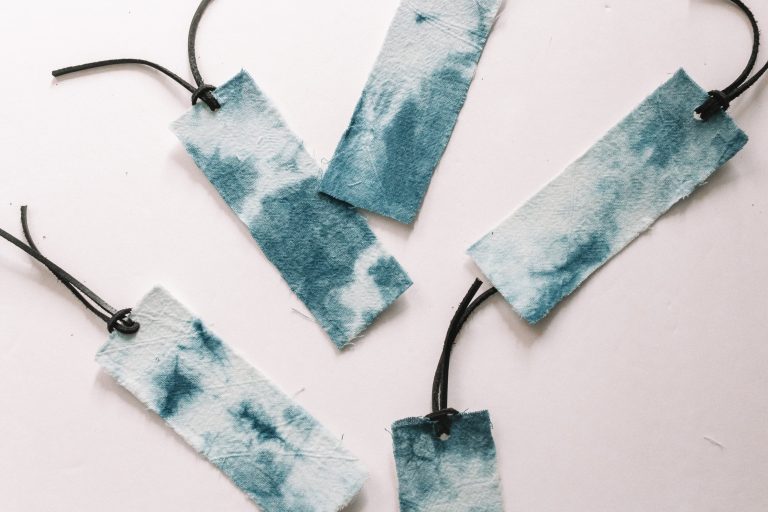 Create these simple and unique DIY bookmarks using dyed scraps of fabric or even just give new life to some old dyed fabric!