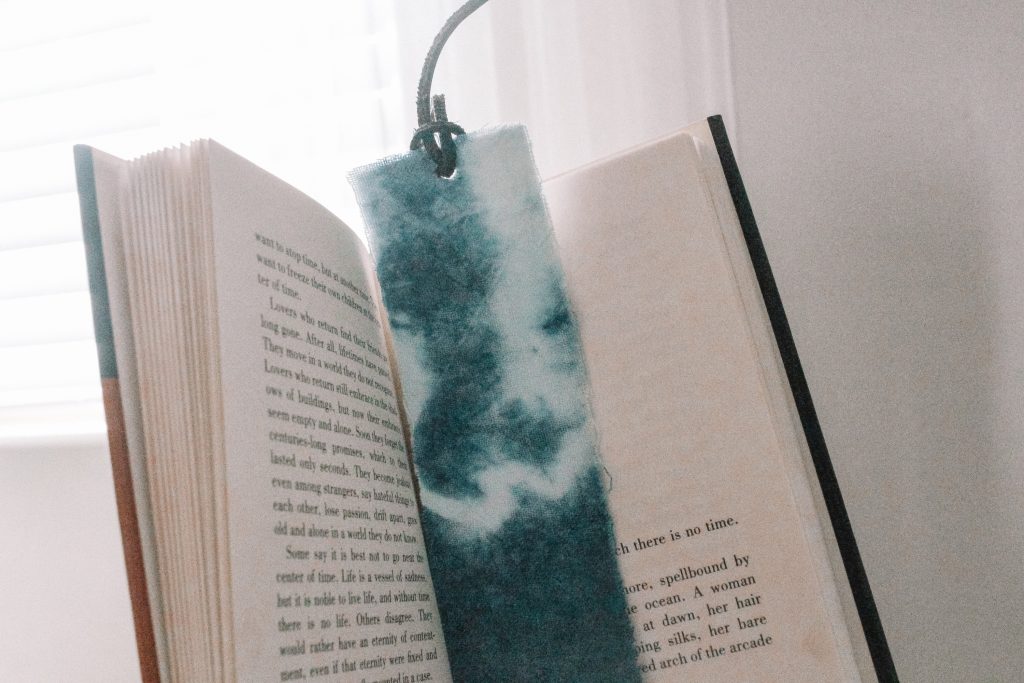 Create these simple and unique DIY bookmarks using dyed scraps of fabric or even just give new life to some old dyed fabric!
